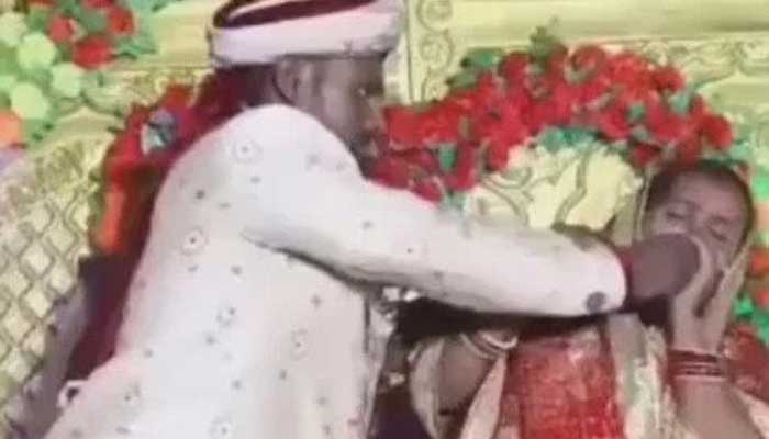 The video of bride and groom slapping each other became viral on social media, watch the video.